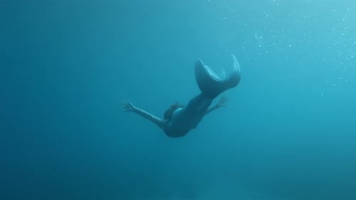 Meerjungfrau in den Tiefen des Meerwassers