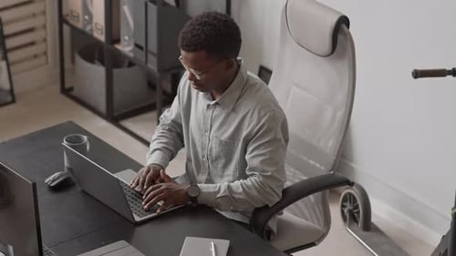 Afroamerikanischer Softwareentwickler am Arbeitsplatz