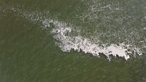Vue sur le bord de mer avec les vagues ondulantes depuis une hauteur