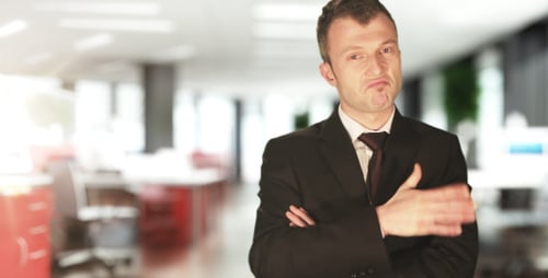 Empresario haciendo no está mal la acción