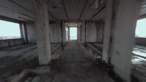 FPV Drone Flies Maneuverable Through an Abandoned Building