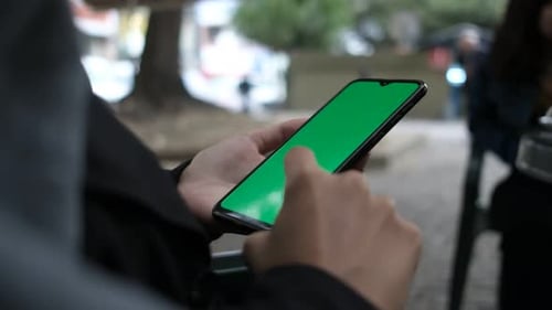 Frau Hand mit Telefon Telefon Green Screen Chrome Key