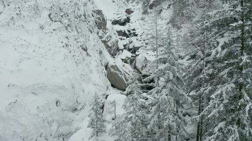Luftaufnahme kleiner Wasserfälle in verschneiter Wildnis