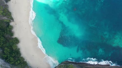 Blick von oben auf türkisfarbenes Wasser in Kelingking Beach, Bali, Indonesien