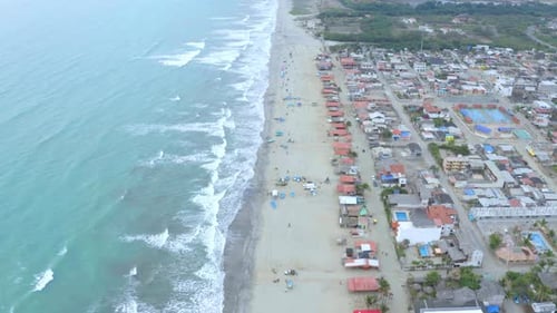 Vista aérea da costa do Oceano Pacífico repleta de barcos de pescadores