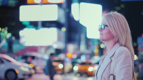 Turista observa as luzes brilhantes da publicidade na Times Square, no coração de Nova York