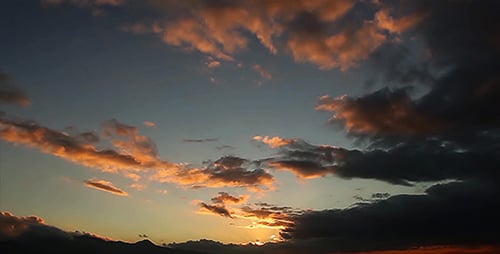 Wolken bewegen sich im wunderschönen Himmel bei Sonnenuntergang