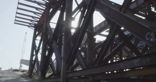 Estructura metálica en sitio de construcción