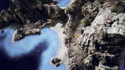 Luftaufnahme von der fliegenden Drohne von Rocky Island im Atlantik