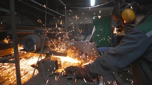 Industriearbeiter verwenden Säge-Schneidemaschine, um Metallrohre zu schneiden