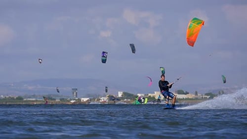 Un homme fait du kitesurf sur une planche de cerf-volant.