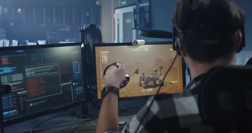 Entwickler spielt ein VR-Spiel oder einen Simulator