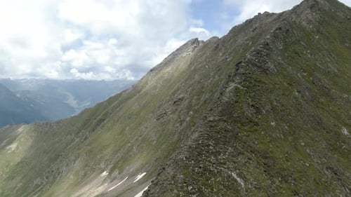 Vista aérea de los Alpes cerca de Zillertal en Austria.