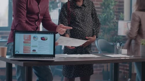 Gros plan d'une employée enceinte et d'un homme d'affaires travaillant ensemble