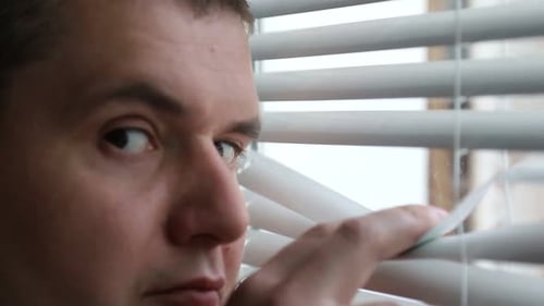 Hombre espiando a personas que usan binoculares para observación