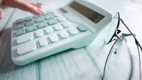 Una mujer calcula sus gastos para un mes