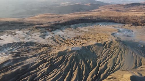 Luftaufnahme über Krater von Schlammvulkanen