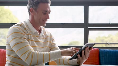 Männlicher Lehrer nutzt digitales Tablet