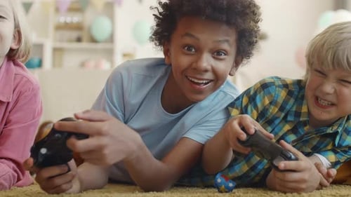 Jungen verwenden Spielkonsolen-Controller
