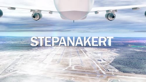 Avion commercial au-dessus des nuages arrivant dans la ville Stepanakert