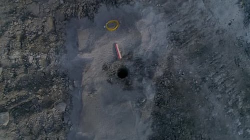 Vue aérienne de haut en bas par drone de l'ouverture d'une carrière destinée à la recherche d'explosifs 02
