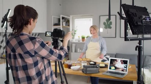 Vídeo de una vloguera senior haciendo redes sociales. Fotografiado con una cámara de helio RED en 8K.