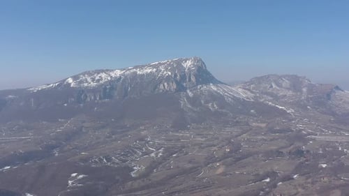 Nieve sobre la montaña Stol Ridge: vídeo aéreo en 4K