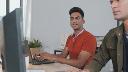 Indische IT-Spezialisten arbeiten im Büro