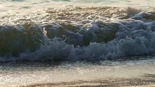 Welle bei Sonnenuntergang in Zeitlupe