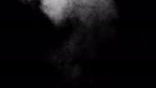 Weicher Nebel in Zeitlupe auf dunklem Hintergrund