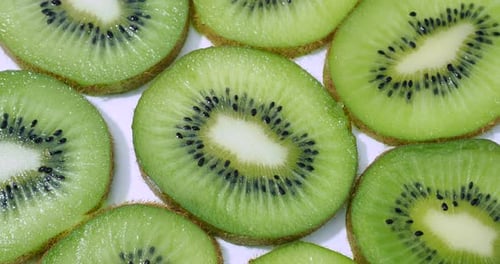 Jede Menge geschnittene Kiwi drehen sich