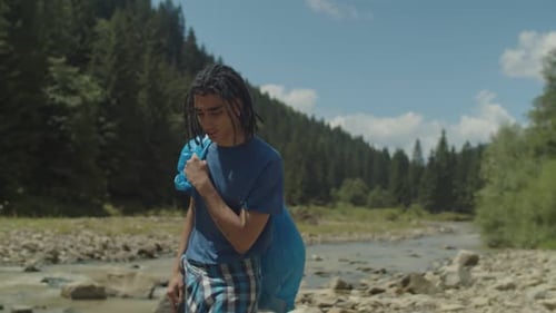 Apuesto activista árabe con bolsa de basura después de una limpieza ambiental