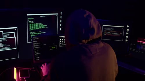 Un hacker pirate un site Web sur fond de lumières clignotantes de la police