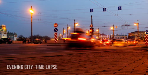 Abendlicher Zeitraffer in der Stadt