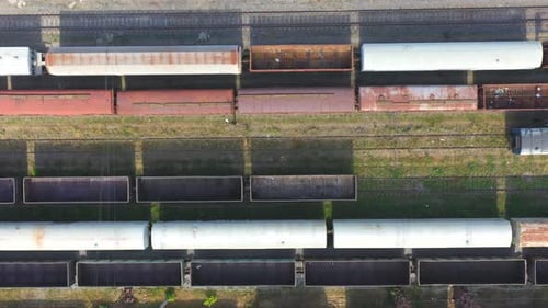 Voando acima dos vagões de carga na estação ferroviária