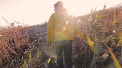 Ein junger Agronom überprüft die Winterernte.