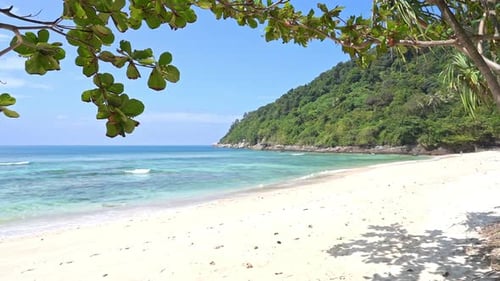 Beautiful tropical beach sea ocean with blue sky and white cloud
