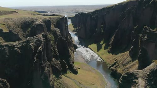 Vue aérienne à couper le souffle sur un canyon avec une rivière qui coule doucement en Islande