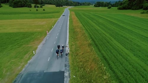 Team von Radfahrern fährt in wunderschöner Landschaft
