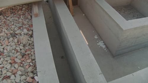 Blick von oben auf Fundamente auf einer Baustelle
