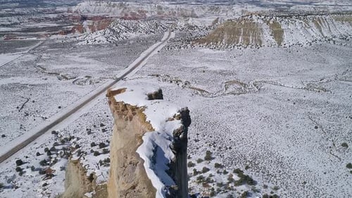 Vue aérienne d'un rebord mince sur une couverture de mesa dans la neige