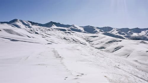 Drohnenvideo von Snowy Mountains