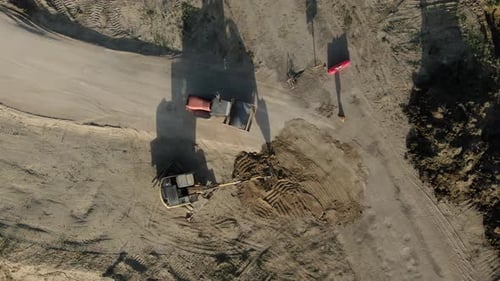 Blick von oben auf den Bau der Straße im Bauprozess
