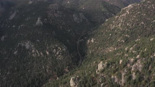 Panorámica aérea lenta revelando montañas, Pikes Peak en segundo plano