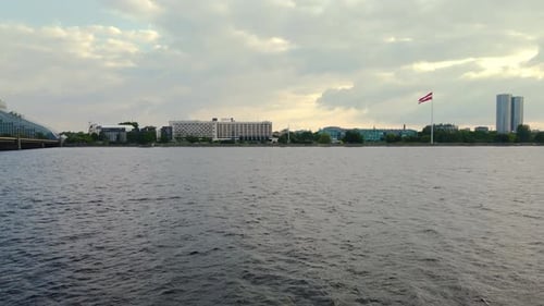 Luftaufnahme des Flusses Daugava in Riga Ansicht der Stadt im Hintergrund