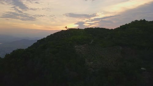 Luftaufnahme bei Sonnenuntergang in einer bergigen Umgebung