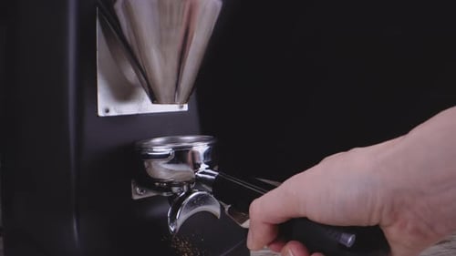 Siebträger zum Fangen von frisch gemahlenem Kaffee