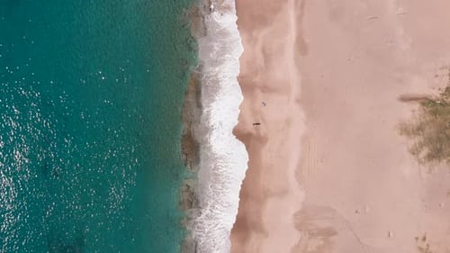 Meereswellen am wunderschönen tropischen Strand