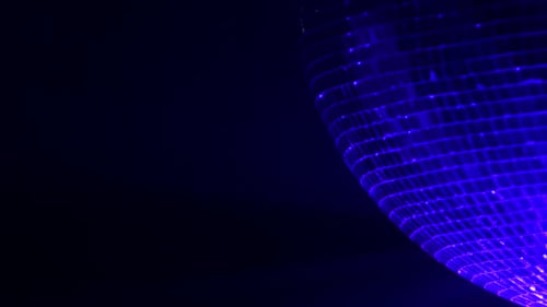 Spiegel-Discokugel dreht sich aus nächster Nähe. Schwarzer Rauchhintergrund