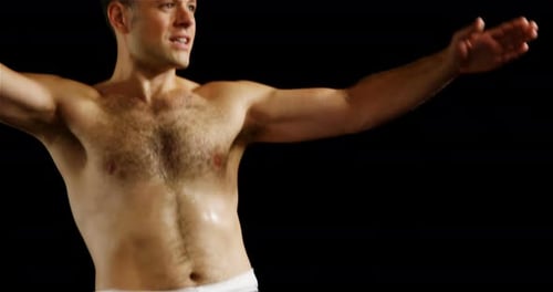 Mann übt Karate